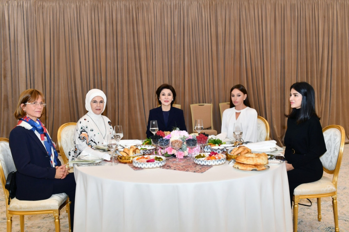 azerbaycanin-birinci-xanimi-semerqendde-teskil-olunan-naharda-istirak-edib